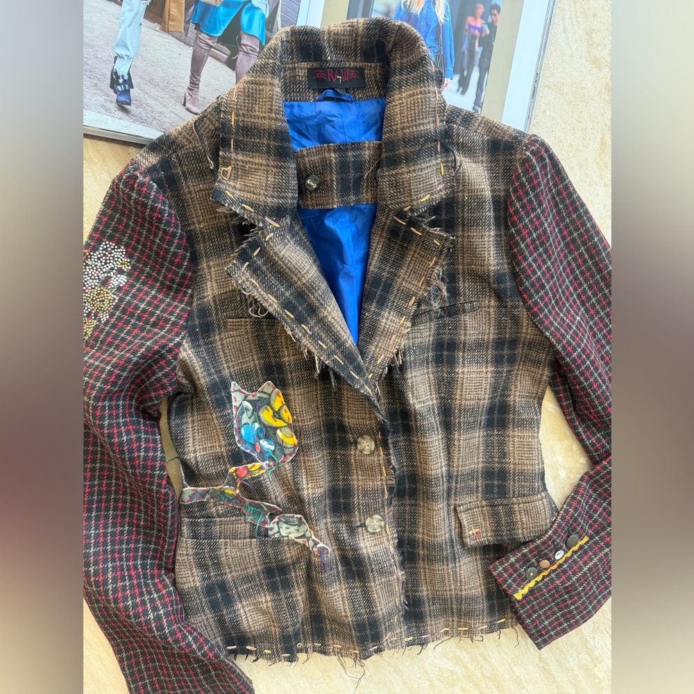 Chic Plaid Women's Blazer with Artistic Patch
